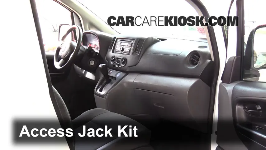 2015 Nissan NV200 SV 2.0L 4 Cyl. Levantar auto Usar el gato para levantar el auto